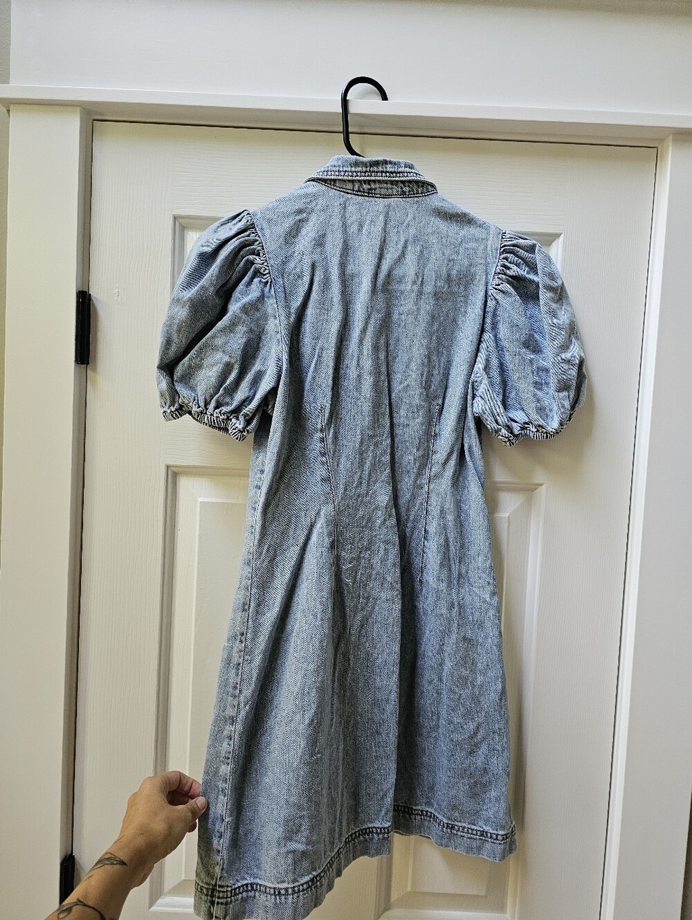 URBAN REVIVO esther bow detail mini denim dress in light blue wash - Picture 11 of 14